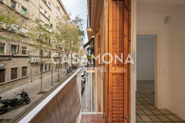 Charming Renovated Catalan-Style House with Terrace in Barceloneta - Photo 1