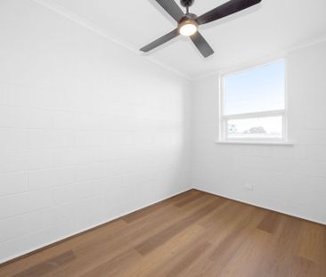 Fully renovated unit with private courtyard! - Photo 5