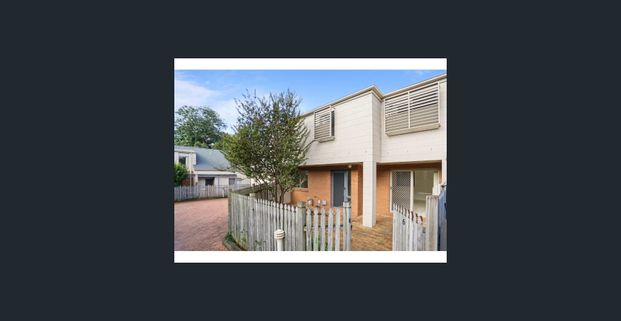 Bright and Airy Three Bedroom Townhouse - Photo 1