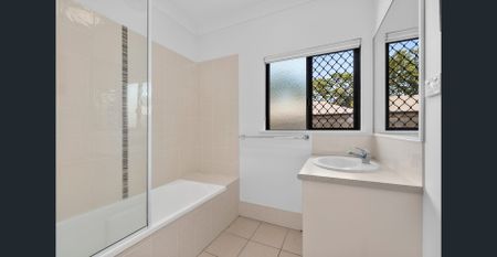 Free standing villa in gated complex - Photo 3