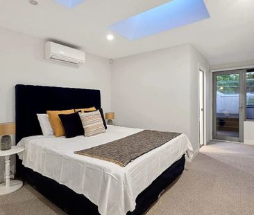 Rare 5-Bedroom Rental in Prime Port Melbourne! - Photo 4