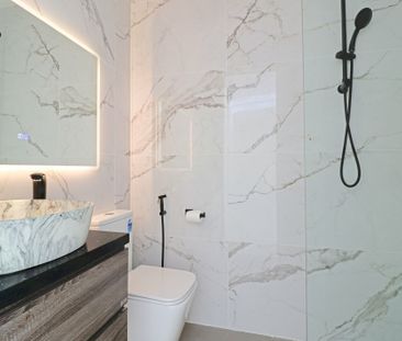 Modern Residence moments to waters edge - Photo 2