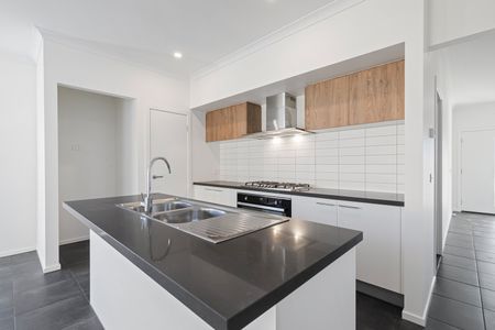 18 Mechanical Road, Sunbury VIC 3429 - Photo 2