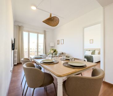 Interior room with private bathroom next to Sants train station - Photo 5