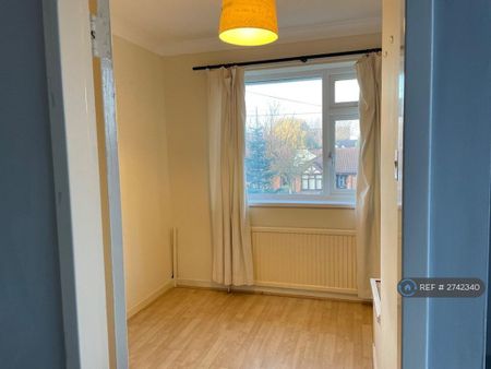 3 bedroom semi-detached house to rent - Photo 2