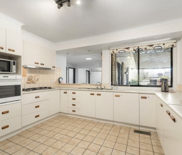 Spacious 6-Bedroom Family Home in Studley Park Estate - Photo 4