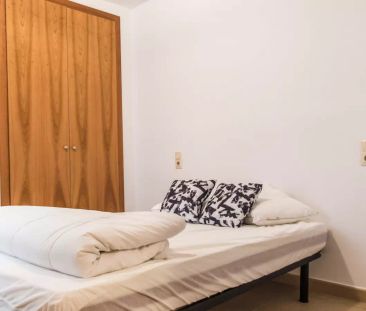 Room in a shared 4-bedroom apartment for rent in Mont-Olivet, some ... - Photo 4