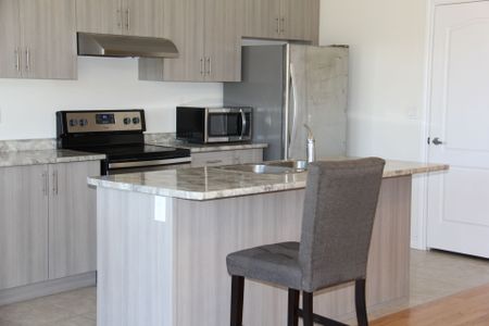 For Lease - 20 Blackpool Lane, East Gwillimbury, Ontario - Photo 3