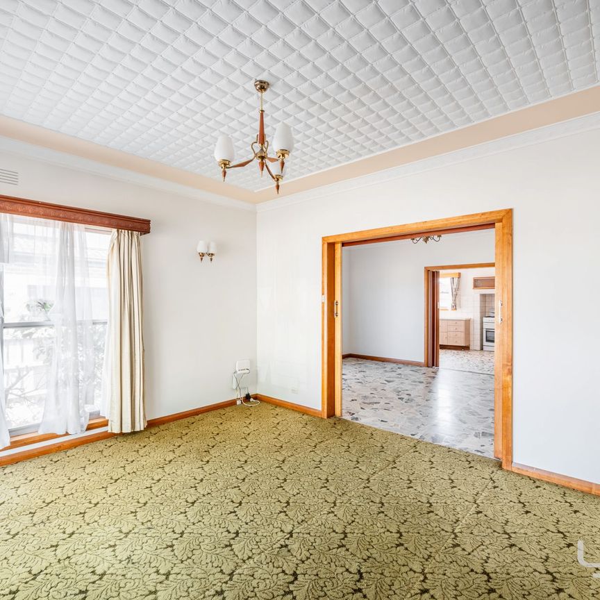 CHARMING FAMILY HOME IN A CENTRAL LOCATION! - Photo 1