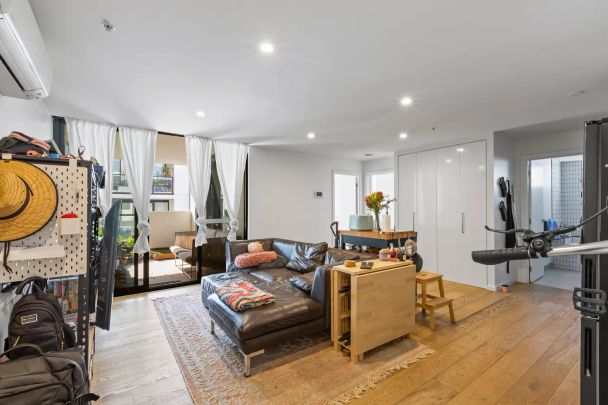 “Stylish 2-Bedroom Apartment with Stunning Views” - Photo 1