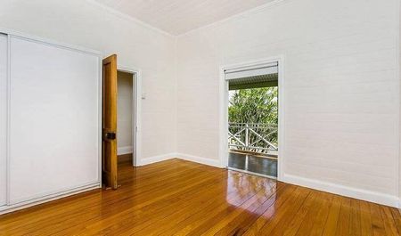 Stunning Home - Lawn And Garden Maintenance Included - Photo 3