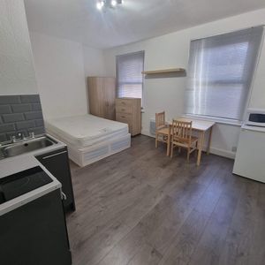 Studio Flat, Benwell Road, N7 - Photo 3