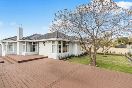 Charming 3-Bedroom, 2-Bathroom Home - Photo 4