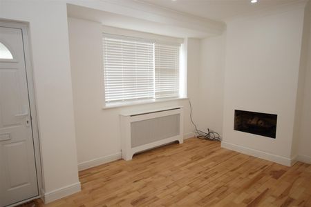 2 bedroom Terraced House to let - Photo 5