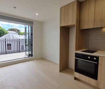 Modern, sunny 1 bedroom upper level apartment - Photo 2