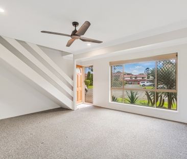 TIDY TOWNHOUSE IN CENTRAL LOCATION - Photo 2