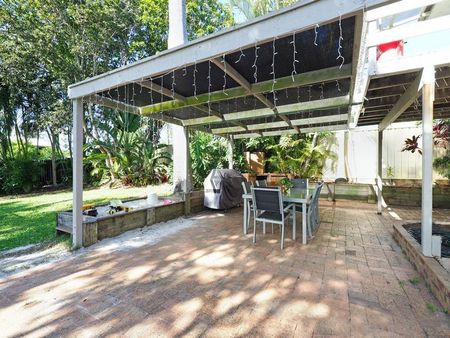 Spacious Family Home - Photo 3