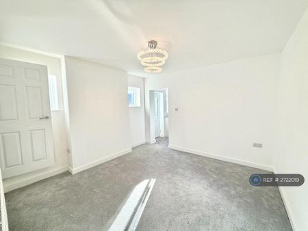 3 bedroom end of terrace house to rent - Photo 2