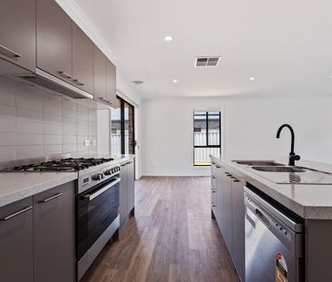 Modern 4-Bedroom Home - 6 Month Lease Only - Photo 6