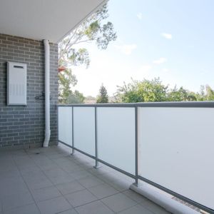 Large new studio for rent, very convenient location! - Photo 2