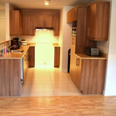 CONDO 4 1/2 à louer à Ste-Agathe-des-Monts. INCLUS DANS LOYER : le chauffage, l'eau chaude, l'air climatisé et une place de stationnement déneigée - Photo 4