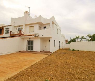 Alquiler de chalet adosado en Centro - Photo 2