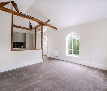 An immaculately presented converted Coach House close to Hawkhurst ... - Photo 2