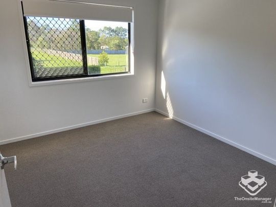 3 BEDROOM TOWNHOUSE - Double Garage, Air Cons, Pets Welcome - Photo 1