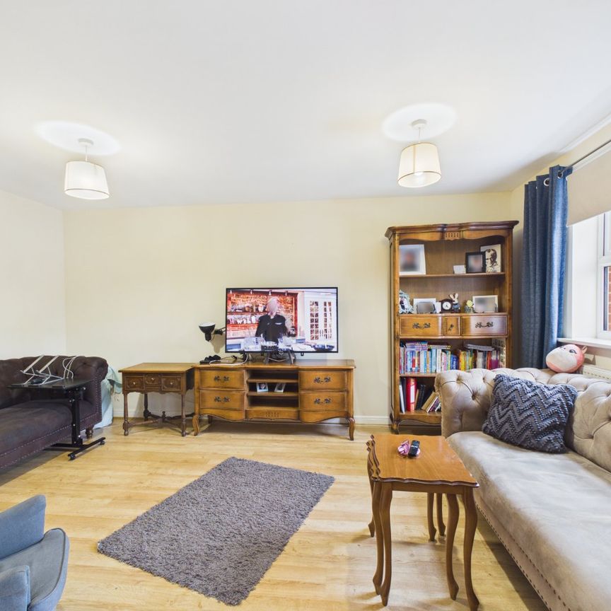 4 bedroom House in Rossby, Reading - Photo 1