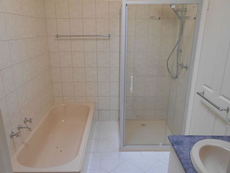 MODERN SINGLE LEVEL UNIT IN A PRIME POSITION - Photo 2