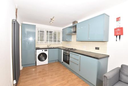 4 bedroom terraced house to rent - Photo 5