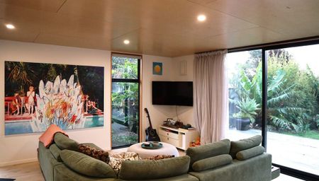 Modern 2-Bedroom Home for Rent - Photo 2