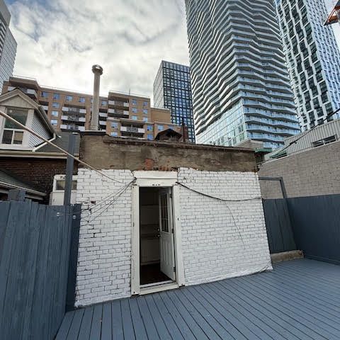For Lease - 132 Dundas Street Unit# Upper, Toronto, Ontario - Photo 1