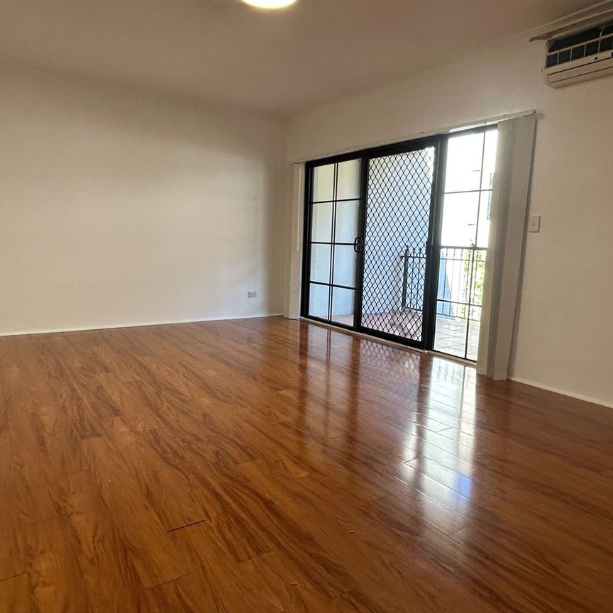 Modern & Spacious Apartment - Photo 1