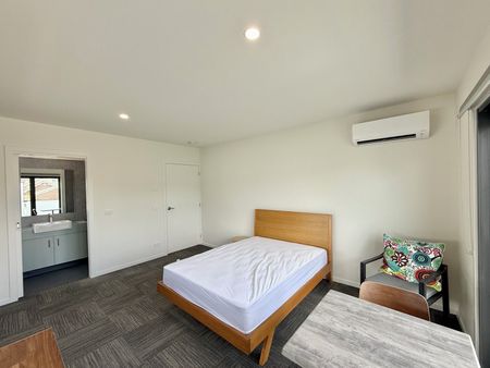 8 x Self Contained Accommodation for Young or Corporate Professionals - Photo 3