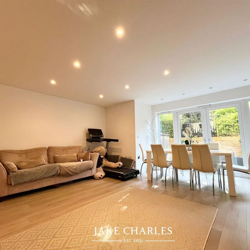 4 Bedroom Terraced House - Photo 1
