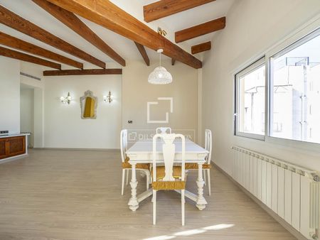 Recently renovated penthouse with 2 large terraces for rent at the heart of the Pla del Remei neighbourhood, Valencia - Photo 2
