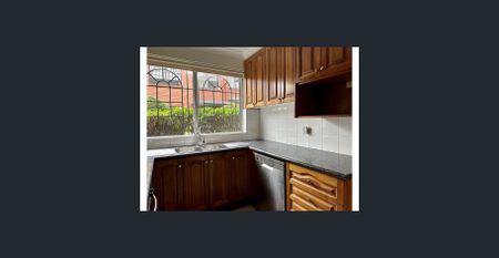 3 bedroom, 2.5 bathrooms, 2 garage spaces, courtyard - Photo 4