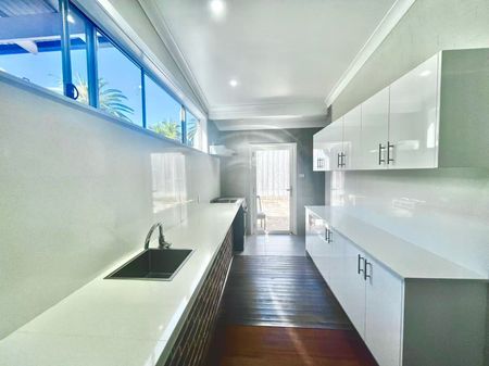 Ultimate Convenience 3 Bedroom House in prime location - Photo 2