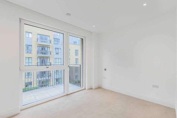 Immaculate three bedroom riverside apartment with balconies and underground parking - Photo 1