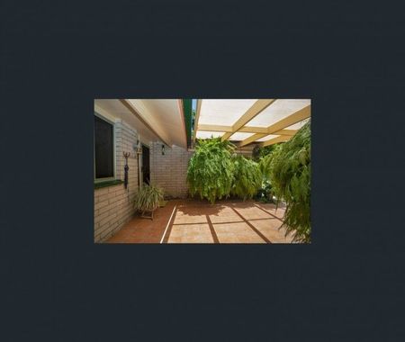 LARGE FAMILY HOME ON 1,730 SQM WITH STUNNING GARDENS â MINUTES TO BUCASIA BEACH - Photo 4