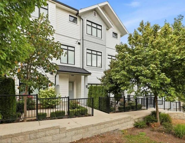 17557 100 AVENUE — 4 Bedroom - Photo 1
