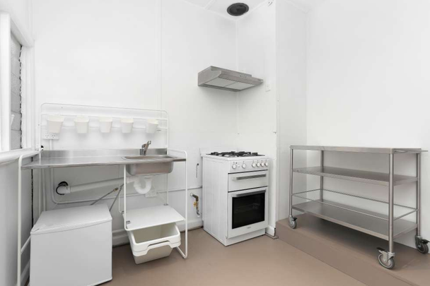 COSY, INVITING MODERN STUDIO + FREE WIFI, ELECTRICITY & GAS - Photo 1