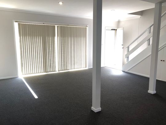 Spacious townhouse within 200m to waterfront and local shops! - Photo 1