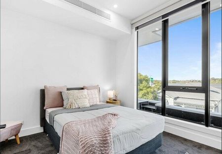 SPACIOUS TOWNHOUSE - Photo 2