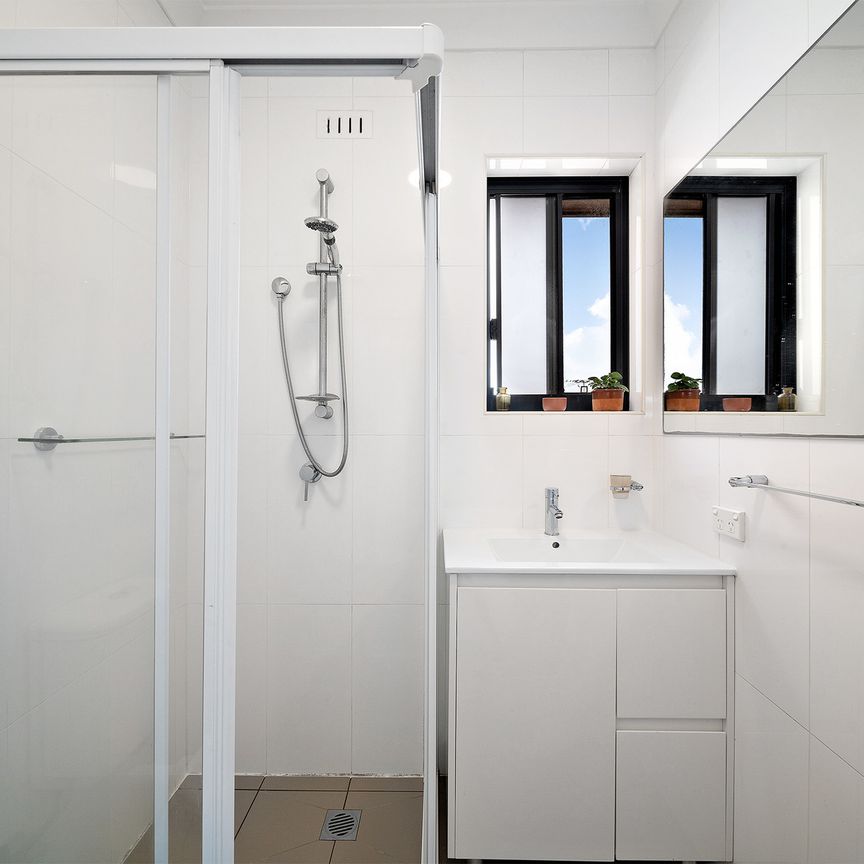 Stylish Two Bedroom Apartment with Undercover Parking in the Heart of Balmain - Photo 1
