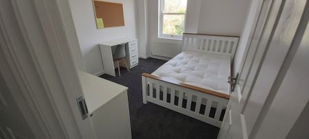 2 Bed Student Accommodation - Photo 2