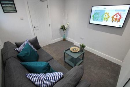 5 bedroom semi-detached house to rent - Photo 2