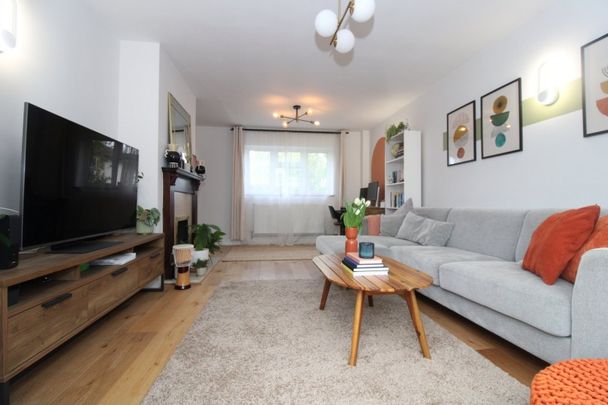 Broadwater Crescent, Stevenage, Hertfordshire - Photo 1