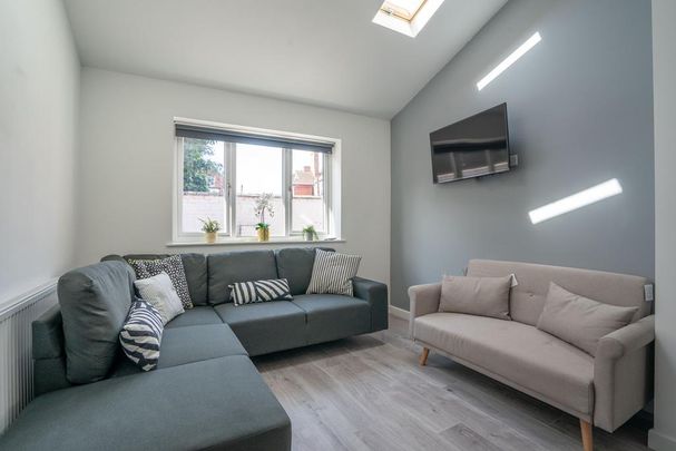 8 bedroom house to rent - Photo 1